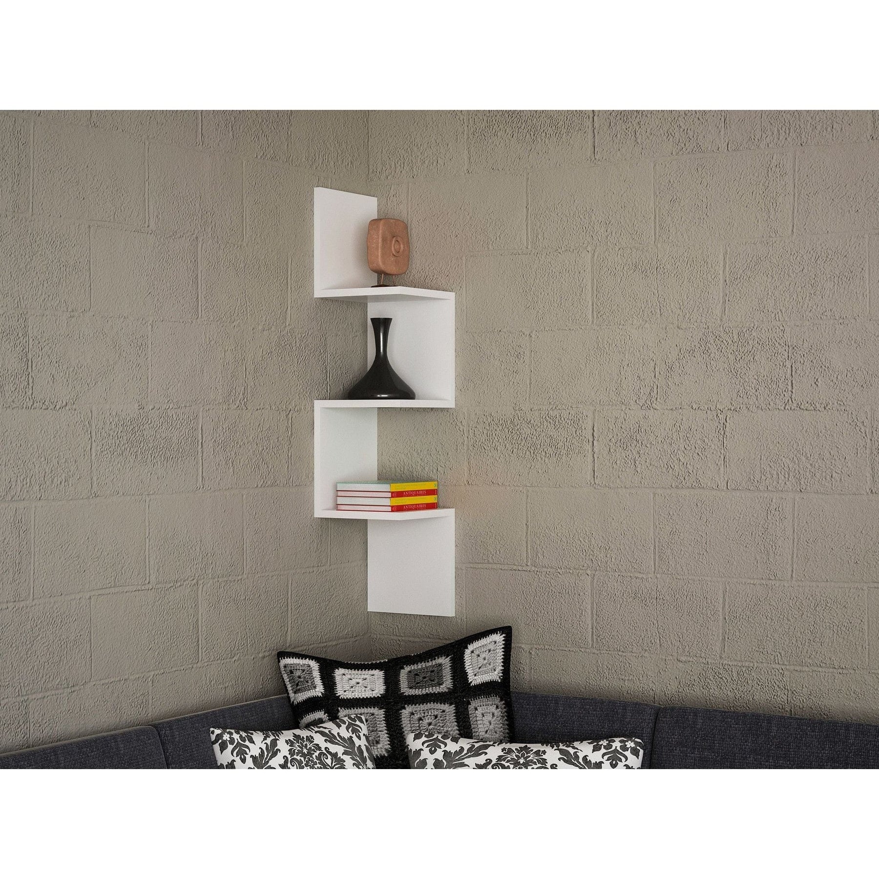 Raft alb modern pe perete, decorat cu vaze și cărți – primabucata