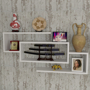 Raft alb modern pe perete, decorat cu obiecte diverse – primabucata