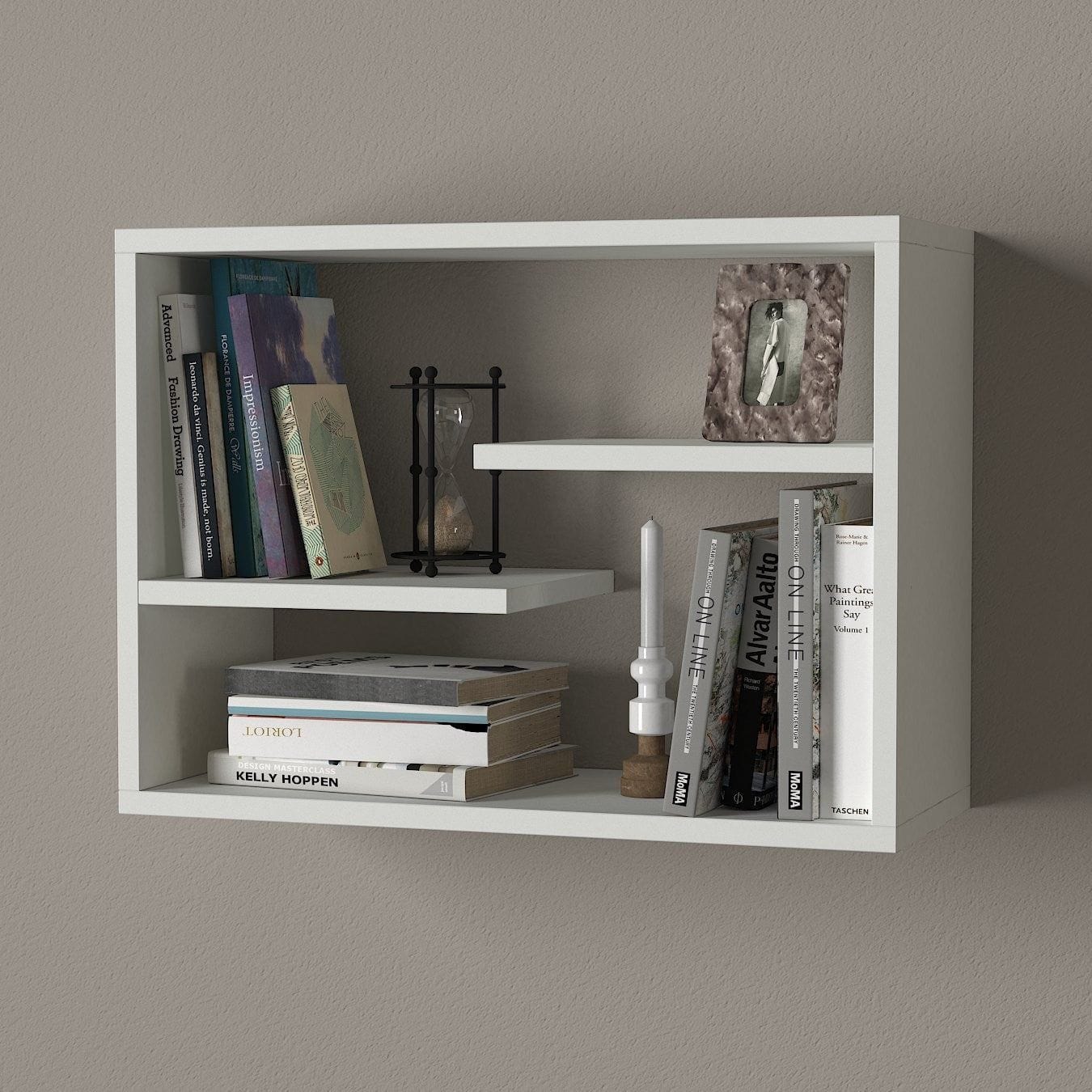 Raft alb modern cu cărți și decorațiuni într-un living elegant – primabucata