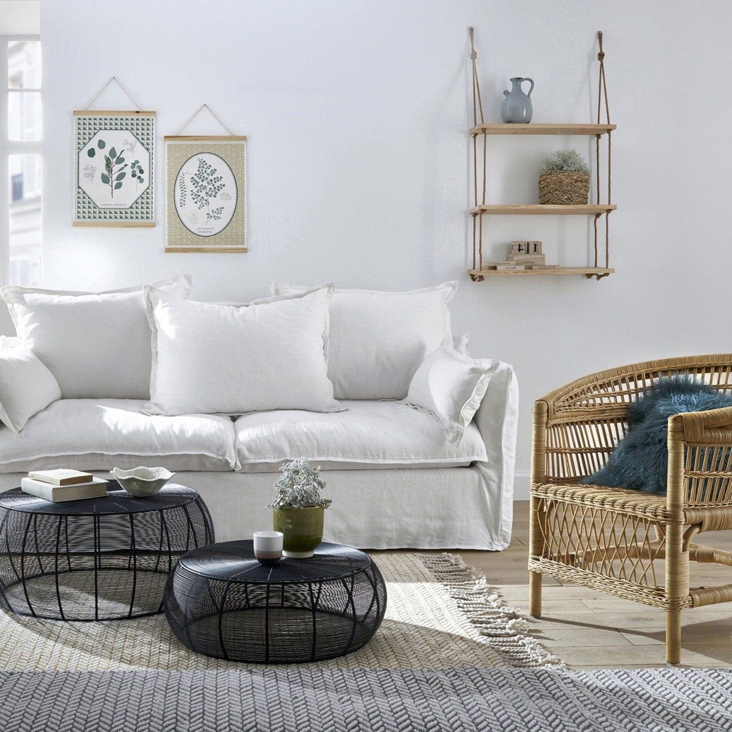 Raft din stejar sonoma pe perete, în living modern, alături de canapea albă – primabucata