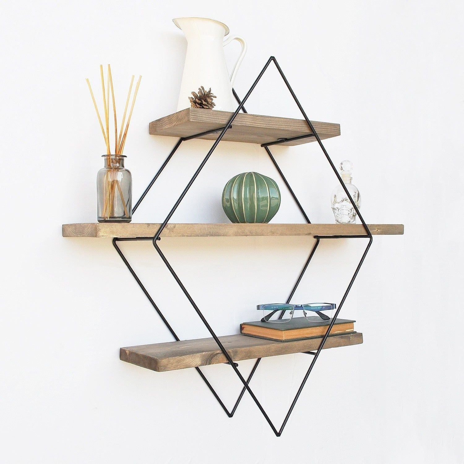 Raft modern din stejar și negru, decorat cu obiecte, pe perete – primabucata