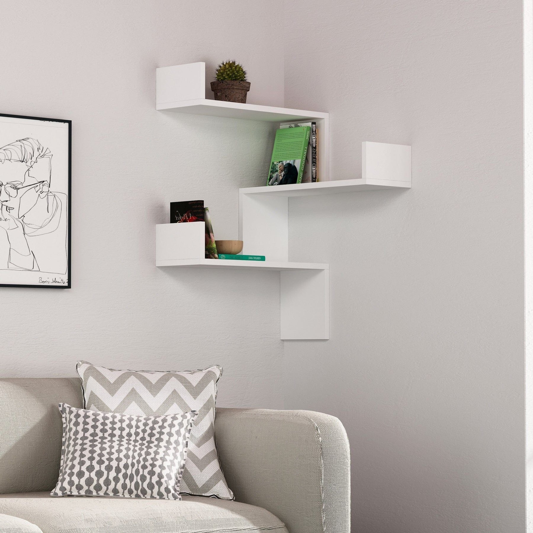 Raft alb modern pe perete, decorat cu plante și cărți, într-un living confortabil – primabucata