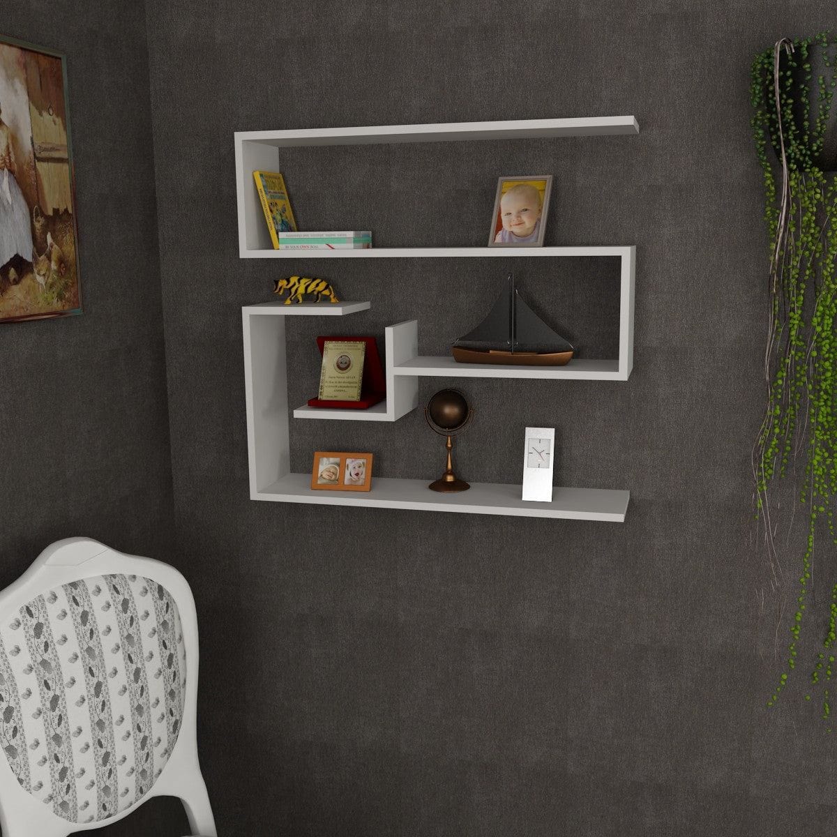 Raft alb modern pe perete, decorat cu obiecte personale – primabucata