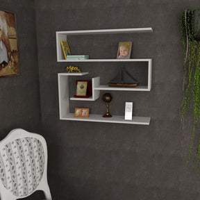 Raft alb modern pe perete, decorat cu obiecte personale – primabucata