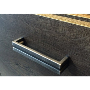 Vitrina INDIANAPOLIS I8, frasin inchis, PAL laminat/furnir ABS/metal, 137x42x122 cm