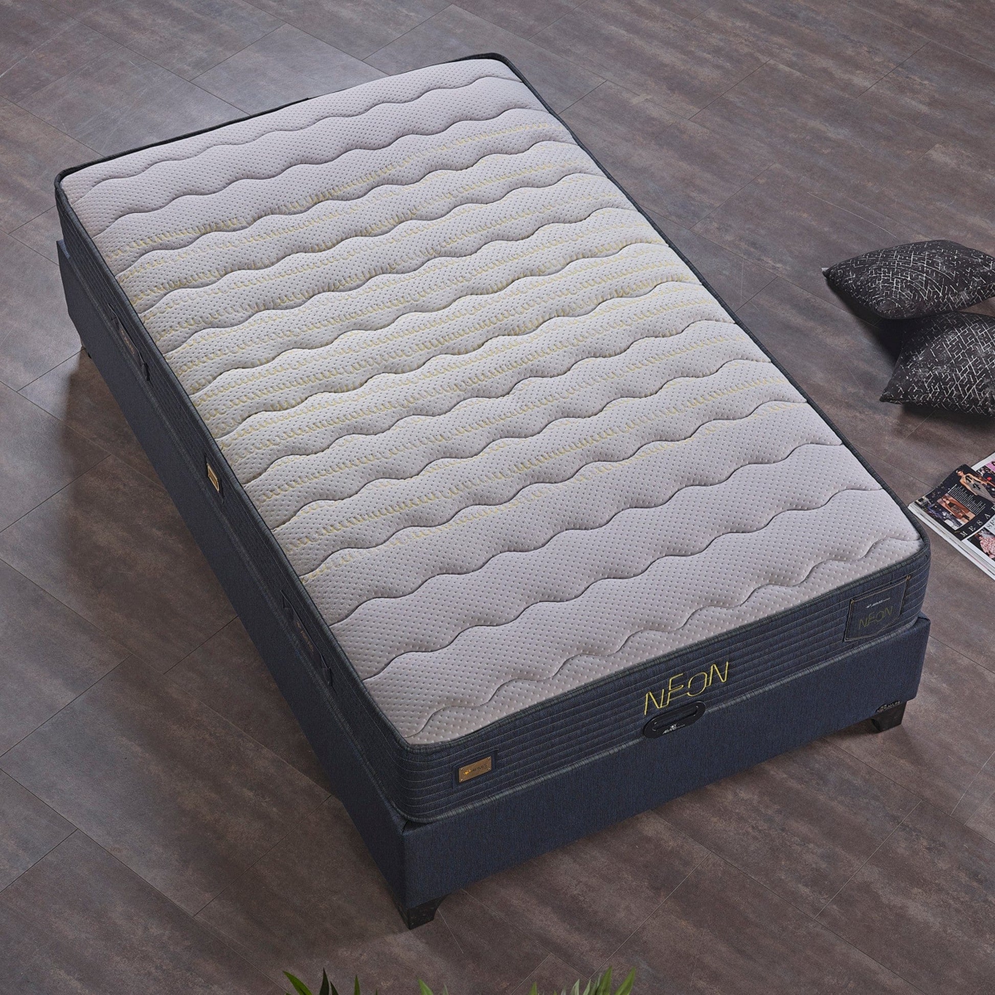 Saltea NEON, alb/albastru inchis, 160x200 cm