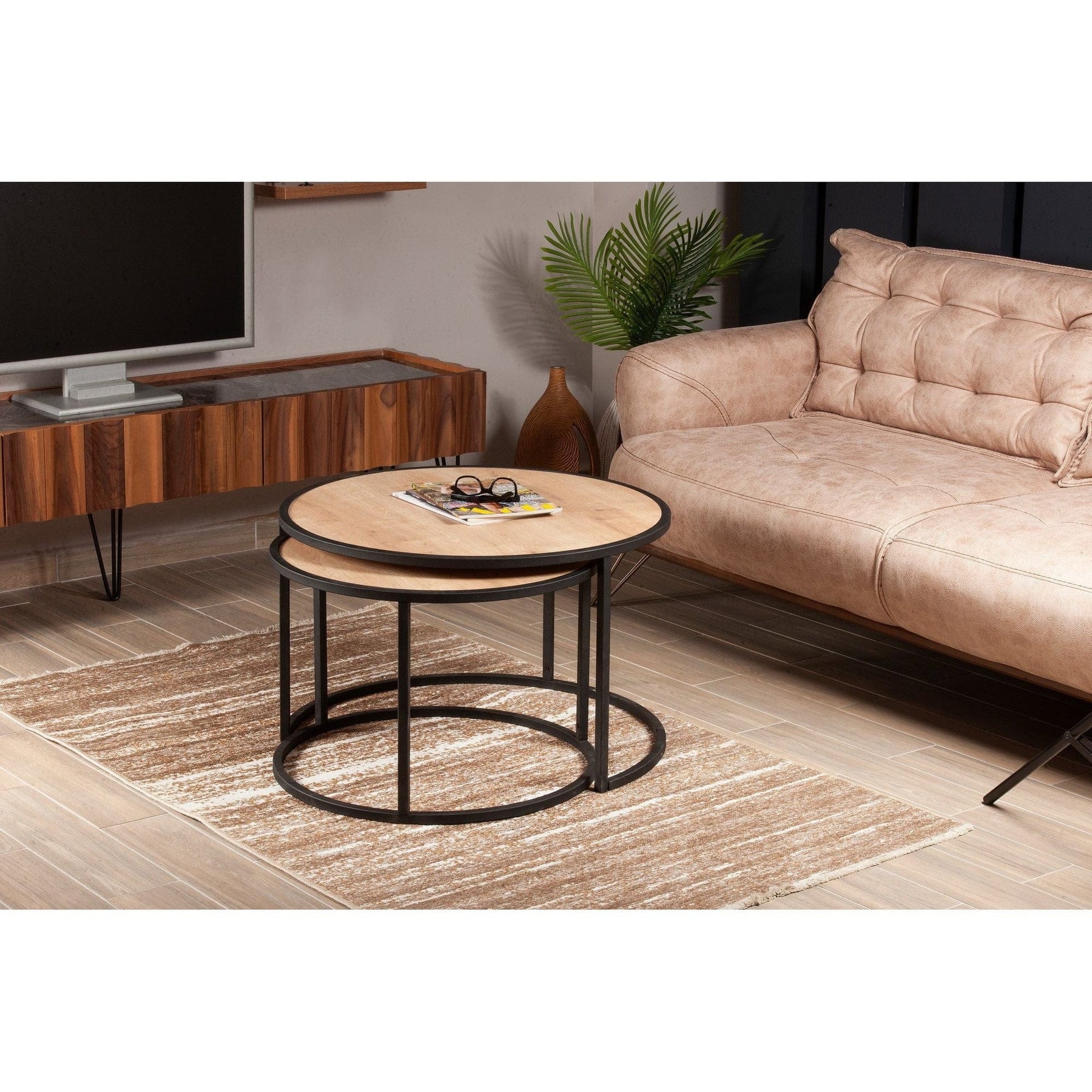 Set de 2 măsuțe de cafea stejar/negru într-un living modern – primabucata
