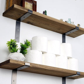 Polite din stejar montate pe perete, decorate cu plante și obiecte decorative – primabucata