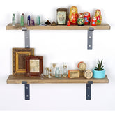 Polite maro din lemn, decorate cu obiecte vintage, pe un perete alb – primabucata
