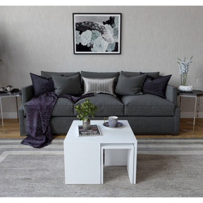 Set de 3 măsuțe albe într-un living modern – primabucata