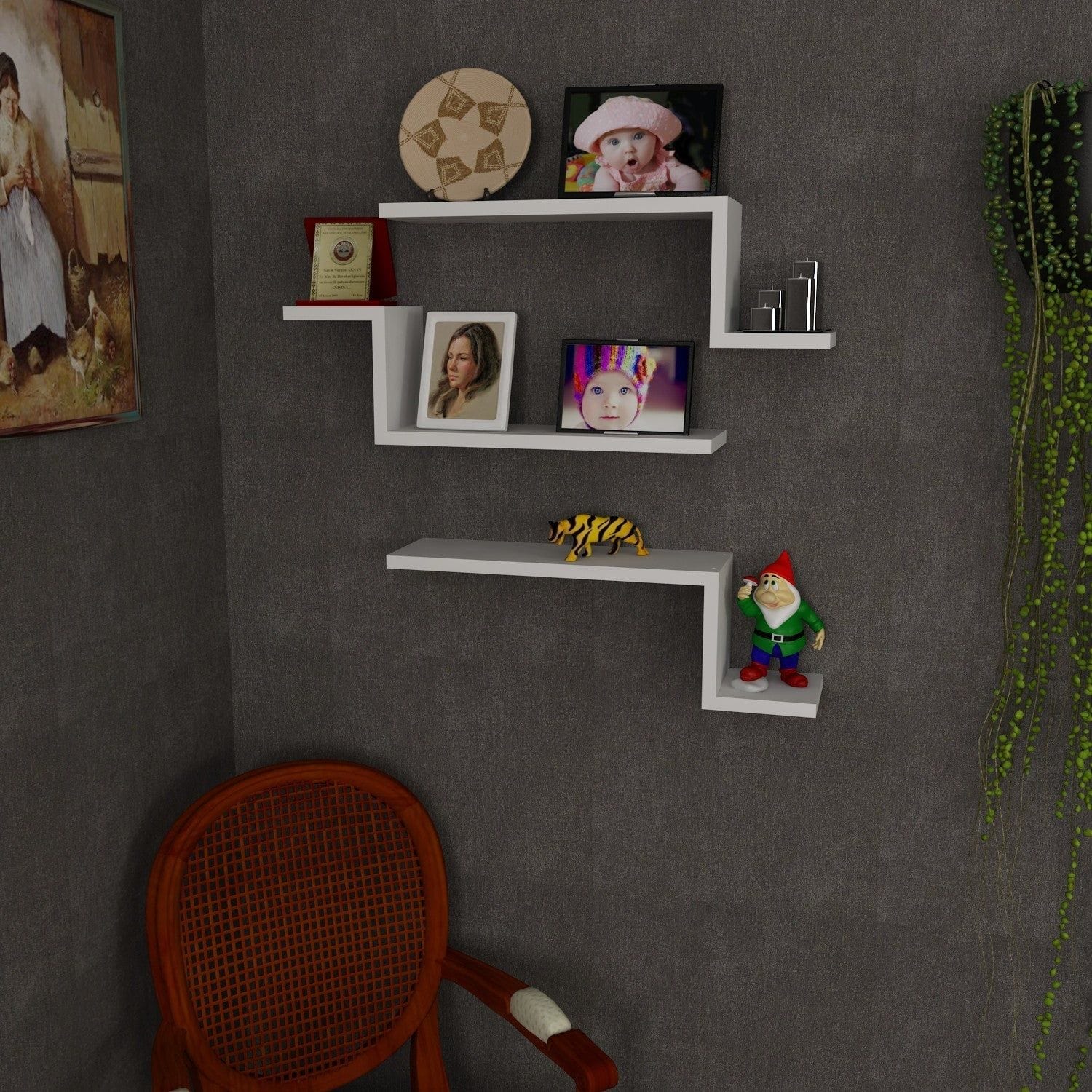Rafturi albe moderne pe perete, decorate cu fotografii și obiecte de decor – primabucata