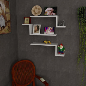 Rafturi albe moderne pe perete, decorate cu fotografii și obiecte de decor – primabucata