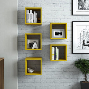 Set de 5 rafturi galbene pe un perete cărămiziu, decorat cu cărți și fotografii – primabucata