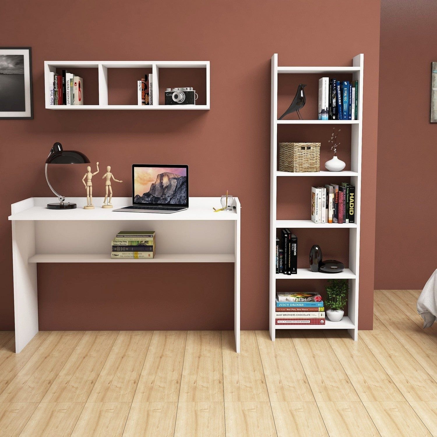 Set birou alb într-un living modern, cu rafturi pentru cărți – primabucata