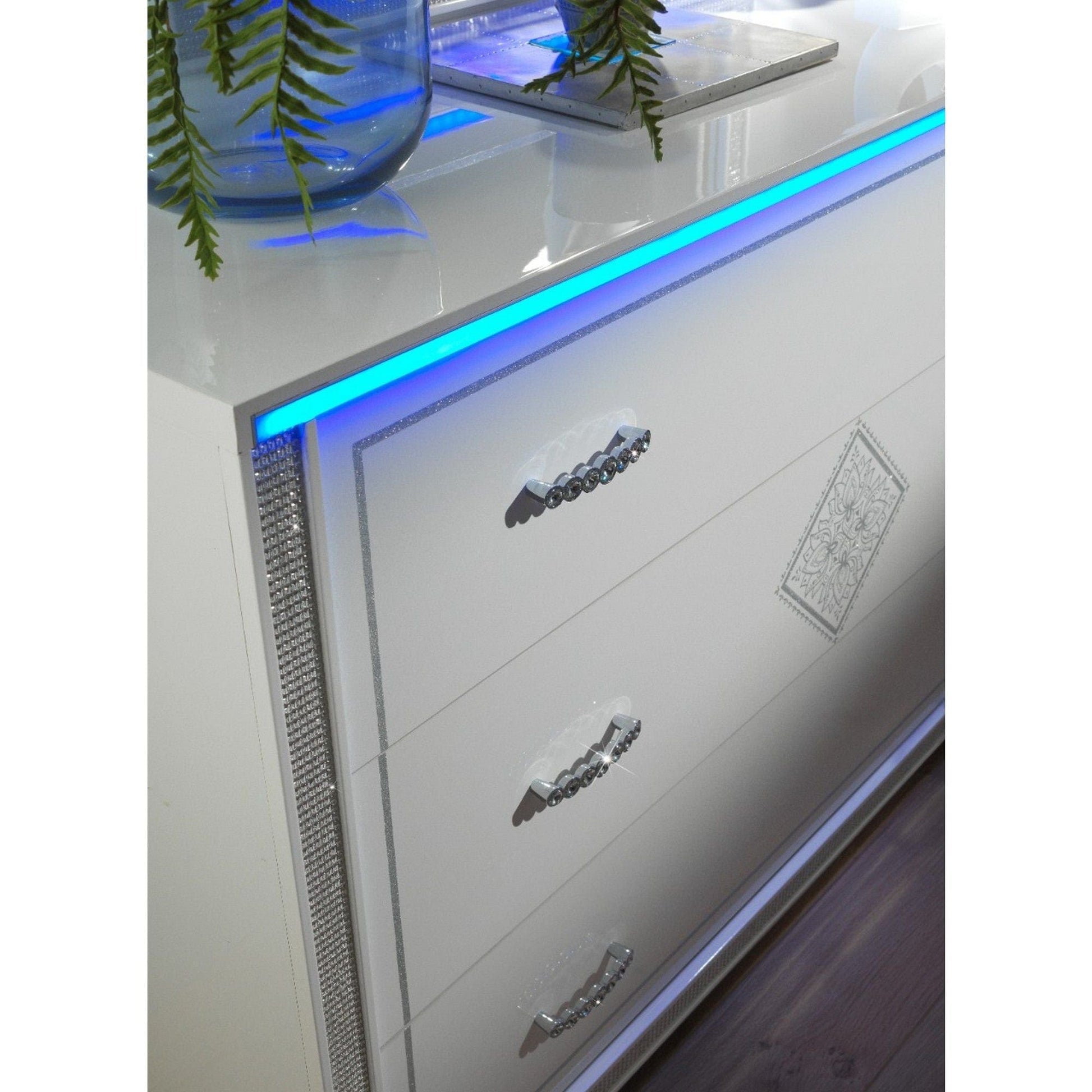 Set dormitor NEW GEMMA, alb lucios, pat 160x200 cm cu somiera fixa, fara lada de depozitare, dulap cu 6 usi, 2 noptiere, comoda, oglinda, iluminare led