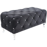 Taburet negru cu detalii strălucitoare, ideal pentru un living elegant – primabucata